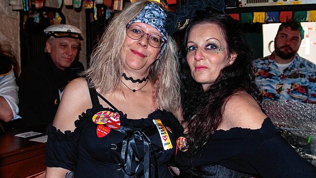 Andrea Ill und Bella Harnack bedienten die Gäste im Anusch&lsquo;s Pub.