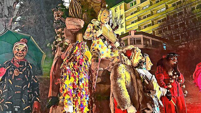 Die Fasnet in Triberg ist eröffnet. Am Narrenbrunnen versammeln sich am Dreikönigstag zahlreiche Zünfte. Bild: Zunft