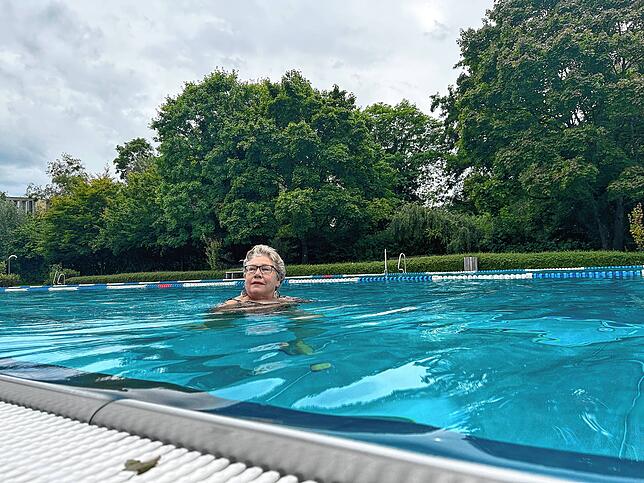 Eine Schwimmerin im Singener Aachbad im September 2025. Jörg Zimmermann von der Stadt Singen erwartet rund 66.000 Besucher in dieser Saison.