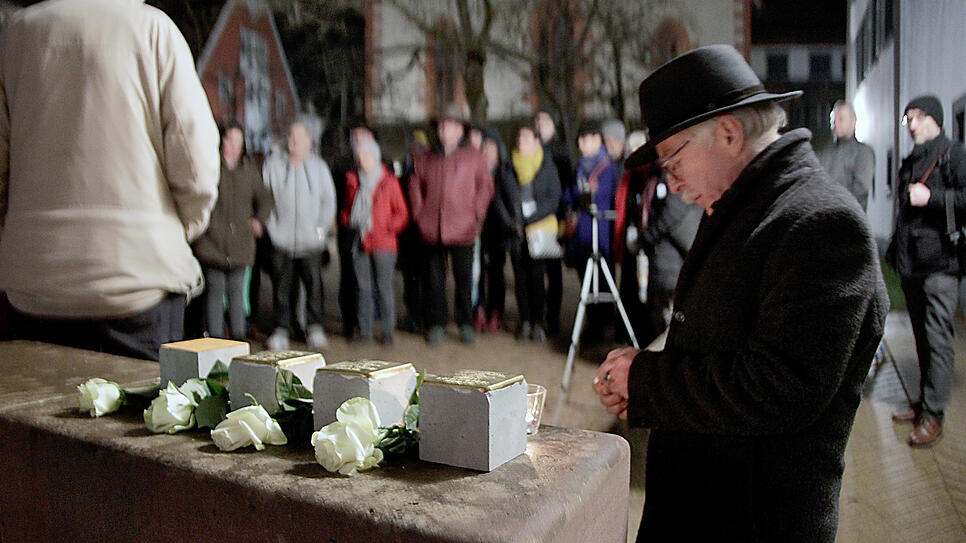 Friedrich Engelke, Vorsitzender des Vereins Pro Stolpersteine, zündet bei der Gedenkveranstaltung am Freitag in der Rietstraße 40 für ...