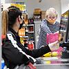 In einem Supermarkt in Rosenheim tragen Kundin und Kassierin einen Mund-/Nasenschutz.