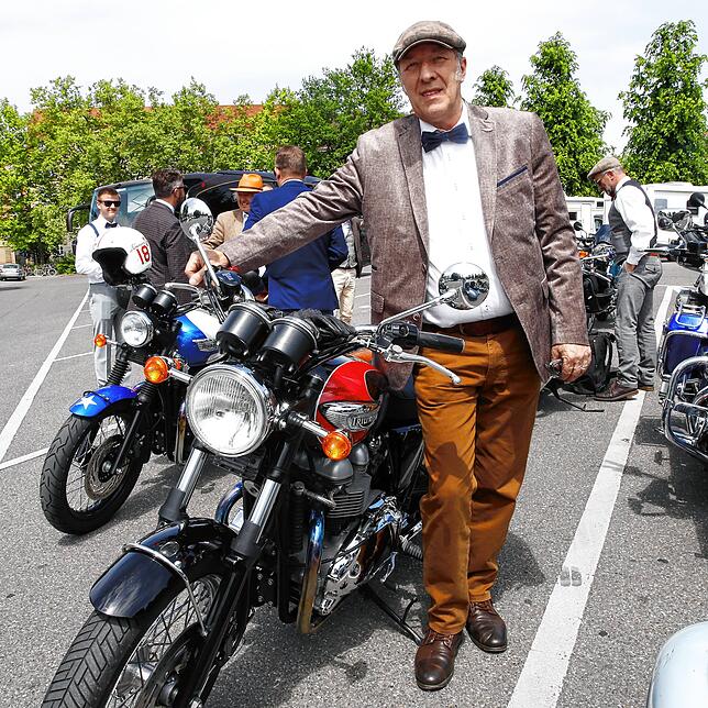 Gerhard Mietz aus Jestetten mit seiner Triumph Bonville, Baujahr 2007.