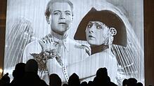 Eine Szene aus dem Stummfilmklassiker &bdquo;Metropolis&ldquo; wird auf einer Leinwand gezeigt. (Symbolbild)