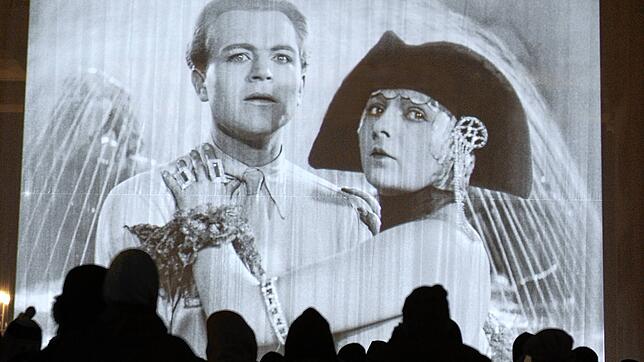 Eine Szene aus dem Stummfilmklassiker &bdquo;Metropolis&ldquo; wird auf einer Leinwand gezeigt. (Symbolbild)