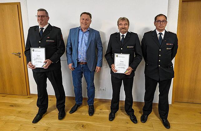 Die Wahlen von Marco Tobian (links) und Frank Martin (Zweiter von rechts) zum Abteilungskommandanten wurden bestätigt. Sie waren ebenso ...