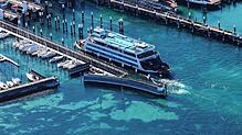 (Archivbild von April 2025) So soll es sein: Eine voll beladene Fähre läuft gerade in den Hafen Konstanz-Staad ein. Doch 2024 waren ...