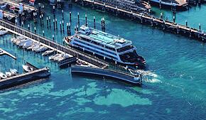 (Archivbild von April 2025) So soll es sein: Eine voll beladene Fähre läuft gerade in den Hafen Konstanz-Staad ein. Doch 2024 waren ...