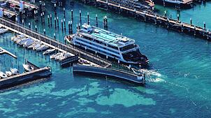 (Archivbild von April 2025) So soll es sein: Eine voll beladene Fähre läuft gerade in den Hafen Konstanz-Staad ein. Doch 2024 waren ...