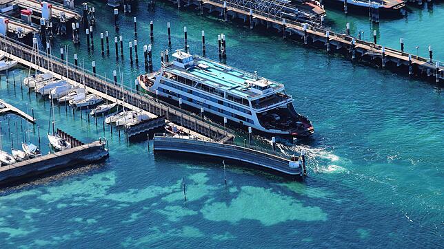 (Archivbild von April 2025) So soll es sein: Eine voll beladene Fähre läuft gerade in den Hafen Konstanz-Staad ein. Doch 2024 waren ...