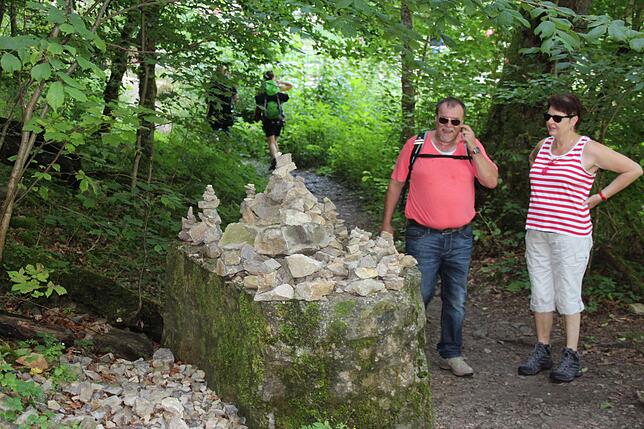 Steinmännchen: Hubertus und Claudia Stoppok bestaunen die kleinen Steinmännchen auf dem Felsen.