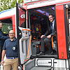 Feuerwehrkommandant Paul Böttcher (links),Feuerwehr-Pressesprecher Philipp Gotterbarm (Mitte) und Bürgermeister Volker Frede sind auf ...