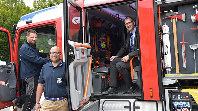 Feuerwehrkommandant Paul Böttcher (links),Feuerwehr-Pressesprecher Philipp Gotterbarm (Mitte) und Bürgermeister Volker Frede sind auf ...