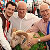 Chilbi: Mit dem Chilbibock zeigen sich auf dem Foto von 2019 der damalige Junggesellen-Zunftmeister Werner Späth, Bockgötti Heinz ...