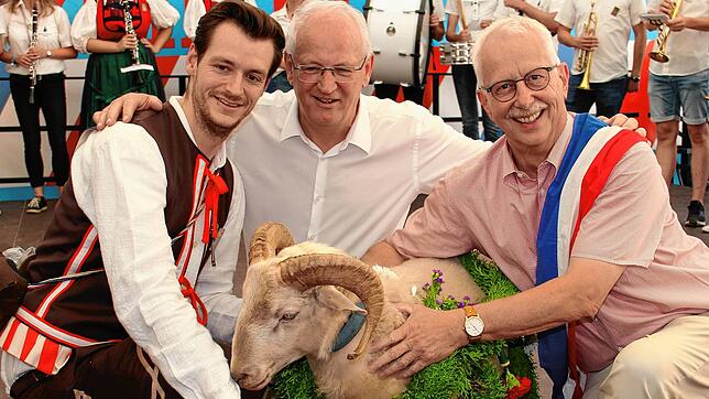 Chilbi: Mit dem Chilbibock zeigen sich auf dem Foto von 2019 der damalige Junggesellen-Zunftmeister Werner Späth, Bockgötti Heinz ...