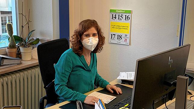 Blumbergs Hauptamtsleiterin Nicole Schautzgy, hier an ihrem Schreibtisch im Rathaus, hat mit ihrem Team vor Weihnachten noch viel Arbeit.