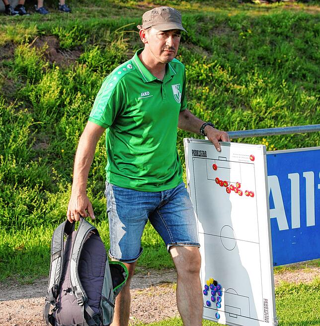 Engagiert: Thomas Schäfer (49) trainiert seit ziemlich genau vier Jahren die „Erste“ des SV Waldhaus. Zuvor war der ...
