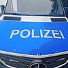 Die Polizei stoppt einen Benz und dann geht es los: Betrunken, Rauschgift und noch mehr. Die Beamten untersuchen schließlich die Wohnung ...