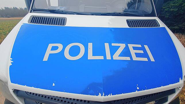 Die Polizei stoppt einen Benz und dann geht es los: Betrunken, Rauschgift und noch mehr. Die Beamten untersuchen schließlich die Wohnung ...