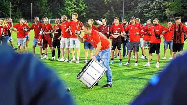 Der Aufstieg über den Umweg der Relegationsspiele ist ein ganz besonderer Grund zum Feiern, wie hier beim FC Bodman-Ludwigshafen, der im ...