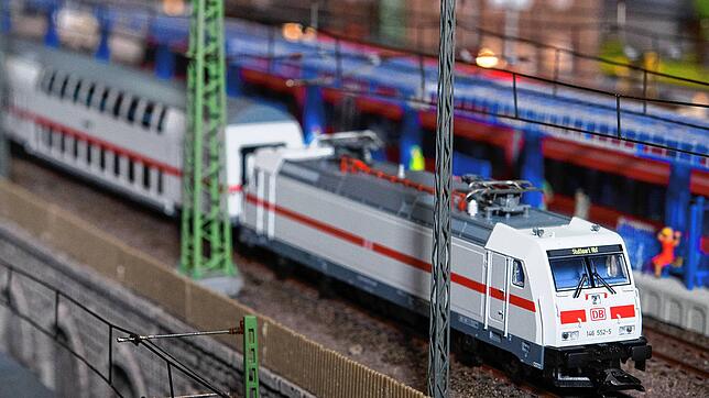 Wär die Gäubahn nur eine Modelleisenbahn, dann würden sie immerhin fahren, wenn man möchte! Ab Januar sieht es in der Realität wieder ...