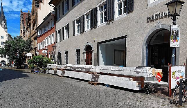 Balken zur Sicherung des Giebels seien bereits in der Nacht geliefert worden, berichtet die Pressesprecherin der Stadt Konstanz.