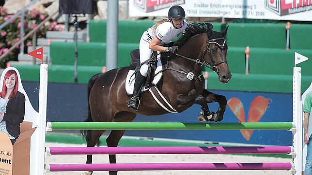 Auch Marina Haas vom Reitzentrum Frese meisterte die Qualifikation für das Finale am Samstag um den Donau Cup. Bild: Roger Müller
