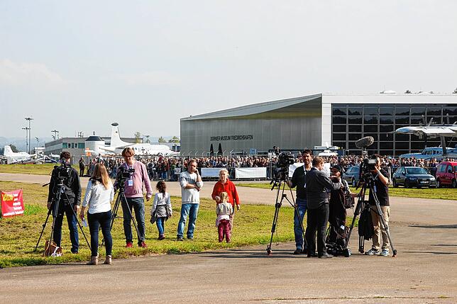Groß war das Interesse der Menschen bei der Ankunft der ehemaligen Lufthansa-Maschine.