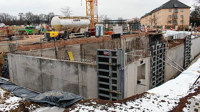 Spatenstich im November &ndash; und jetzt entstehen schon die ersten Bauten auf dem Gelände der Hans-Thoma-Höfe. Das Projekt liegt im ...