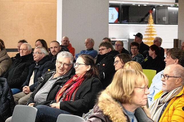 Zahlreiche Besucher sind in die Aula der Gewerblichen Schulen gekommen, um sich über die Ankunft der Flüchtlinge zu informieren.