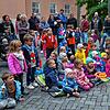 Zauberkünstler Magic Mike begrüßt sein junges Publikum, für das er auch Ballons zu Tieren knotet, auf der Kindermeile in Markdorf. Bild: ...