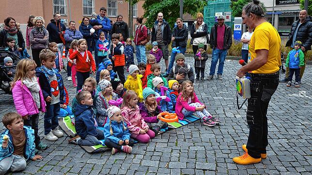 Zauberkünstler Magic Mike begrüßt sein junges Publikum, für das er auch Ballons zu Tieren knotet, auf der Kindermeile in Markdorf. Bild: ...