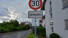 Schilder wie dieses in der Aacher Straße mit einem Tempolimit für Lärmschutz könnte es absehbar in Engen noch mehr geben. An insgesamt ...