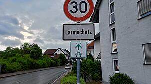 Schilder wie dieses in der Aacher Straße mit einem Tempolimit für Lärmschutz könnte es absehbar in Engen noch mehr geben. An insgesamt ...