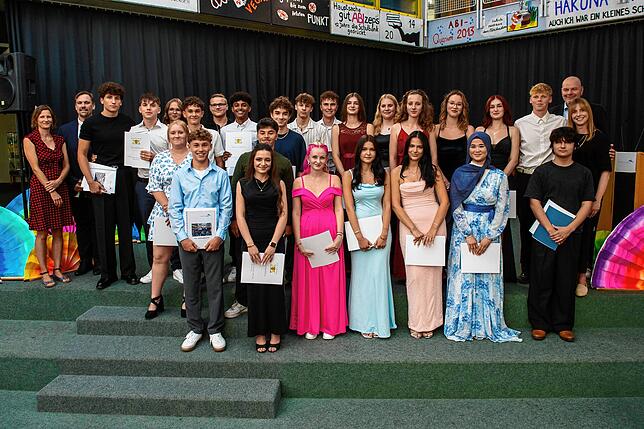 Sie haben ihre Prüfungen an der Geschwister-Scholl-Schule abgelegt: Iman Aldoory, Noah Babic, Leonie Böhler, Michelle Butscher, Felix ...