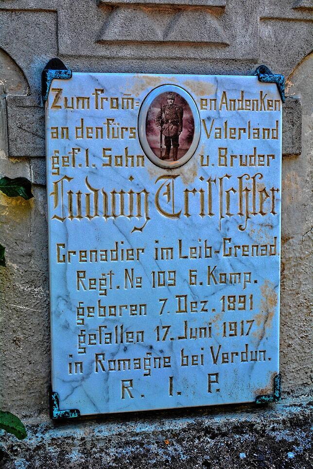 Direkt unterhalb des Epitaphs für Barbara Tritschler gibt es eine Marmortafel für ihren Nachfahren Ludwig Tritschler. Ob er Enkel oder ...