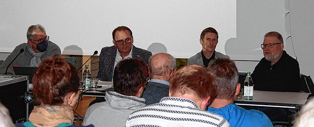 Hauptamtsleiter Stefan Burger (links), Klaus Gohl als Leiter des Gutachterausschusses sowie die Professoren Marco Wölfe und Martin ...