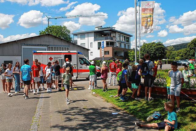 Bild 14: Fans warten vor dem Strandbad Bodman auf den FC Liverpool