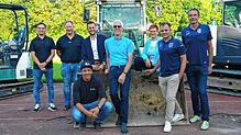 Die Beteiligten freuen sich über den Fortschritt auf dem Sportgelände Forstwiesen: (von links) Thomas Schmalz, Uli Fechner, Johannes ...