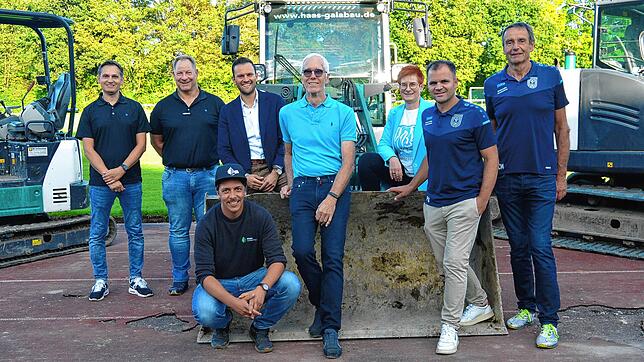 Die Beteiligten freuen sich über den Fortschritt auf dem Sportgelände Forstwiesen: (von links) Thomas Schmalz, Uli Fechner, Johannes ...