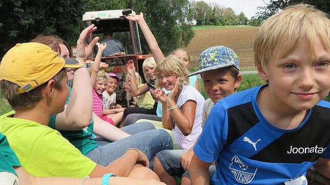 Die Fez-Kinder genießen die Traktorrundfahrt auf Hof Gasswies in Rechberg.