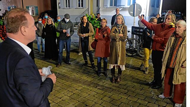 Oberbürgermeister Jan Zeitler warb draußen um Verständnis für die Corona-Beschränkungen und wurde drinnen Zielscheibe des Bambergener ...