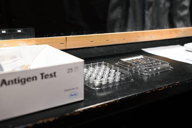 Bild 4: Als Reaktion auf die falschen positiven Corona-Schnelltests bei Kindern in Konstanz: Rote Karte für die Wangenabstriche