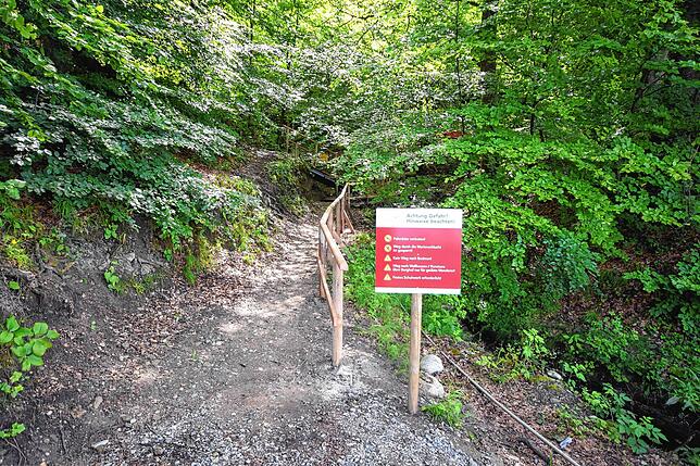 Hier geht es vom Steg auf den Weg Richtung gesperrter Schlucht und dem wiedereröffneten Wanderweg nach Wallhausen über den Burghof.