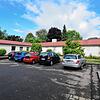 Links ist der Kindergarten, in der Mitte das ehemalige Schwesternwohnheim und rechts das Gemeindezentrum. Kindergarten und Wohnheim ...