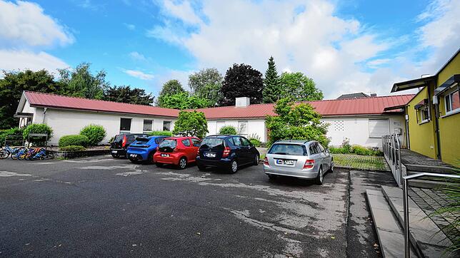 Links ist der Kindergarten, in der Mitte das ehemalige Schwesternwohnheim und rechts das Gemeindezentrum. Kindergarten und Wohnheim ...