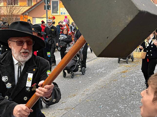 Bild 2: 50. Gründungstag der Mimmenhausener Bierkärhexen: Unsere Bildergalerie vom Umzug in Mimmenhausen