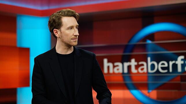 Louis Klamroth lud als Moderator von „Hart aber fair“ zur Diskussion über das Bürgergeld ein.
