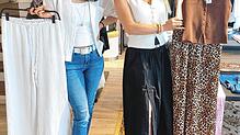 Bei Downtown an der Hauptstraße gibt es die Marke „gina tricot“ preiswert für Teenies und trotzdem modisch. Martina Eberhardt (links) ...