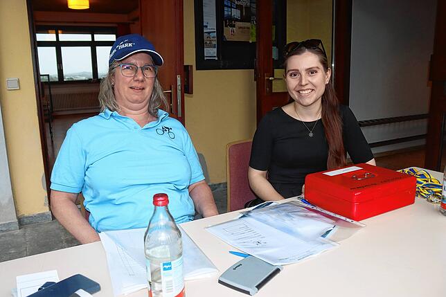 Sitzen von der ersten Anmeldung bis zur letzten Rückgabe der Streckenkarte an der Anmeldung (von links): Sandra Oßwald und Lisa Bock.