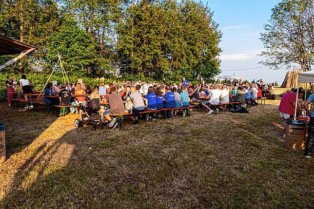 So lässt sich gut feiern – in großer Zahl erschien das Publikum zum Sommersonnwendfest des Musikvereins Heimatklang Hütten.